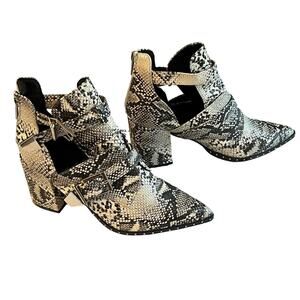 Qupid Bootie Heel Snakeskin Black and White Color Pointed Toes Womens  Size 9